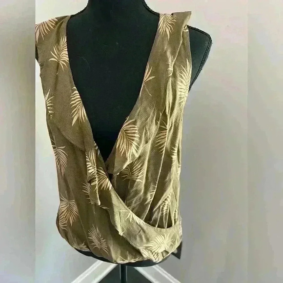 A. New day olive floral top women’s XS NWT - Picture 3 of 6